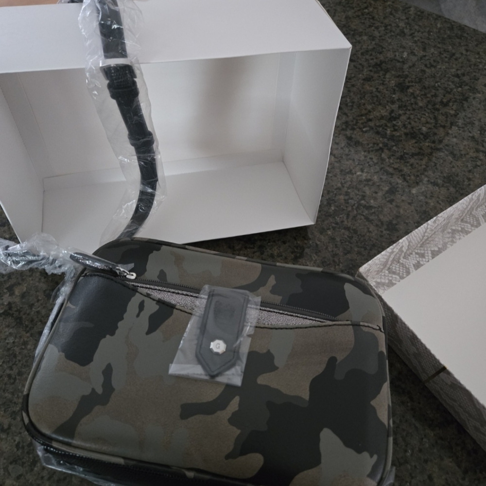 G.I.L.I Leather Camo Crossbody w/ Slim Metallic Wallet - Picture 2 of 12